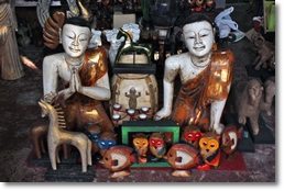 Holzfiguren auf dem Nacht Bazar